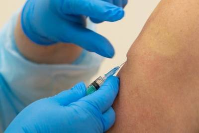 В Екатеринбурге четыре участника вакцинации от коронавируса заболели после прививки