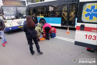 В Хмельницком автобус сбил двух школьников на пешеходном переходе