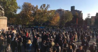 "Один из 89 предателей": оппозиция вышла с плакатами с лицами Пашиняна и депутатов - видео