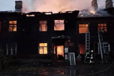 Из горевшего дома в Красном Бору эвакуировали 25 человек, один человек погиб