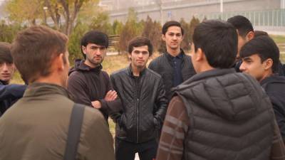 Таджикские студенты попросили российских дипломатов помочь их выезду в Россию