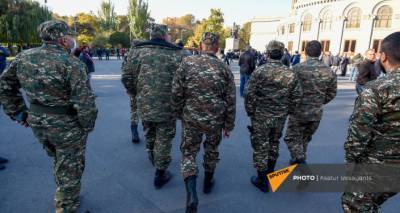 Группа людей в военной форме присоединились к акции протеста в Ереване