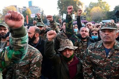 Люди в военной форме присоединились к протестующим в Ереване