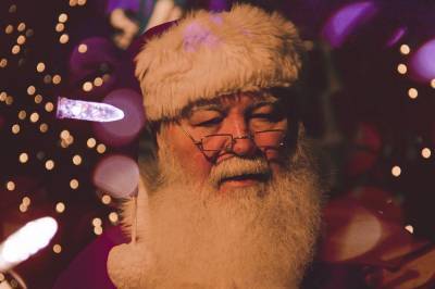 Петербуржцы смогут пригласить домой Деда Мороза, оплатив для него тест на коронавирус