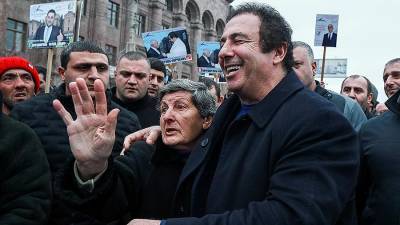 Лидера оппозиции Армении Царукяна увезли в Службу нацбезопасности