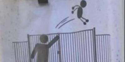 Французская школа просит родителей перестать бросать детей через забор, когда те опаздывают на уроки