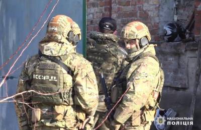 Угрожал копам гранатой: в Харькове задержали вооруженного мужчину – видео