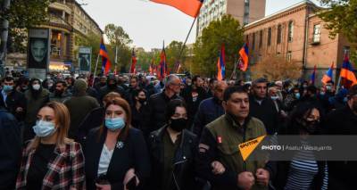 "Мы не против миротворцев, мы против Пашиняна": оппозиция продолжает митинг в Ереване