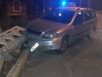 Пьяный водитель в Херсоне врезался в бетонное ограждение: авто притормозило на железнодорожном переезде
