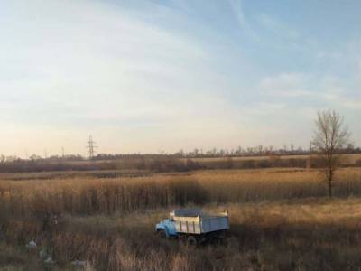 В Харькове на окружной дороге грузовик вылетел в поле
