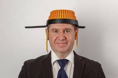 В РФ суд запретил мужчине сфотографироваться на загранпаспорт с дуршлагом на голове