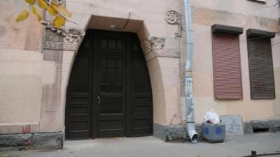 В доме Эрлиха на Зверинской улице отреставрировали историческую дверь