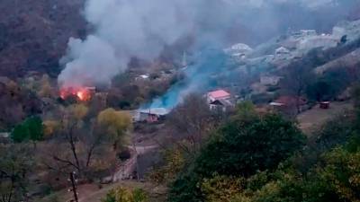 Сожженные дома и заполненные дороги: армяне покидают районы Карабаха