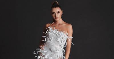 Модель Алина Байкова засветила обнаженную грудь в прозрачном платье