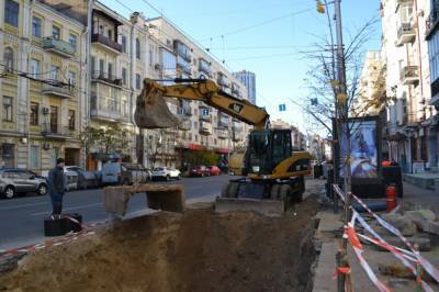 В Киеве на одной из центральных улиц начали ремонт тепломагистрали (фото)