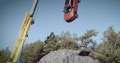 В Швеции Volvo сбросила 10 новых автомобилей с 30-метровой высоты (видео)