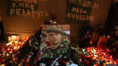 У Мінську через прапор до смерті забитий чоловік. Тисячі людей вшановують його пам’ять