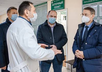 Аркадий Фомин и Дмитрий Хубезов поддержали медработников районных больниц