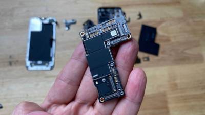 Флагман iPhone 12 Pro Max удивляет своими внутренностями