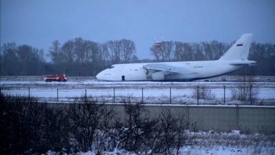 Аварийная посадка Ан-124: самолет стал разваливаться еще в воздухе