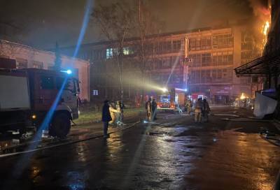 На Петергофском шоссе загорелось бывшее здание ЛЭМЗ