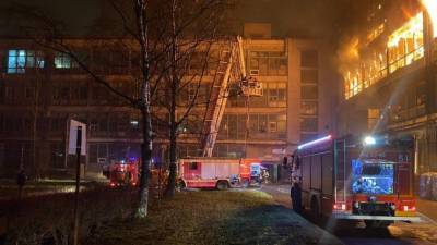 Видео: Пожару в здании ЛЭМЗ в Петербурге присвоен четвертый ранг сложности