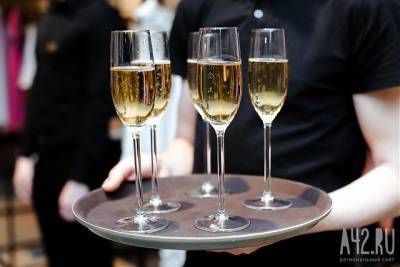 В России с 1 января вырастут минимальные цены на шампанское, коньяк и водку