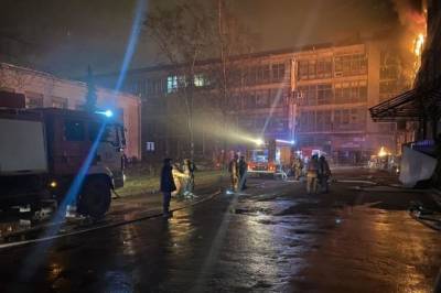 В Петербурге горит здание Ленинградского электромеханического завода