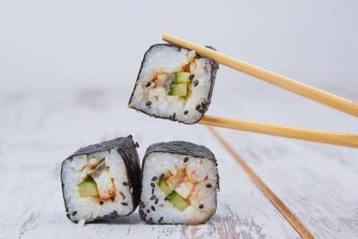 Медики рассказали, какому риску подвергают себя любители суши