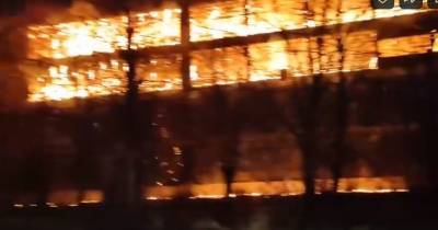 В Петербурге горит бывшее здание Ленинградского электромеханического завода
