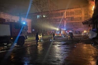 Сильный пожар на территории ЛЭМЗ тушат в Петербурге
