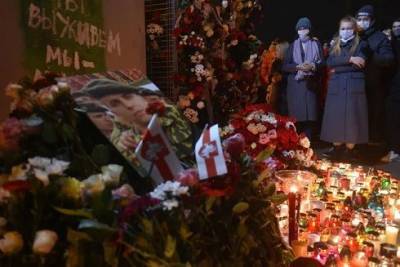 В Минске тысячи людей почтили память погибшего Романа Бондаренко, избитого силовиками на «Площади перемен»