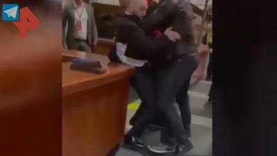 Нападение на бойца ММА Сергея Харитонова попало на видео
