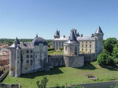 Во Франции выставлен на продажу старинный замок Ларошфуко (ФОТО)