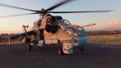Российские вертолеты сопровождают колонны миротворцев в Карабахе