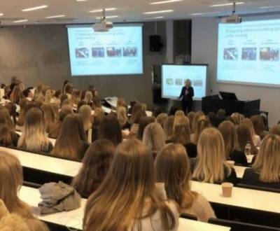 Урок в скандинавском колледже (1 фото)