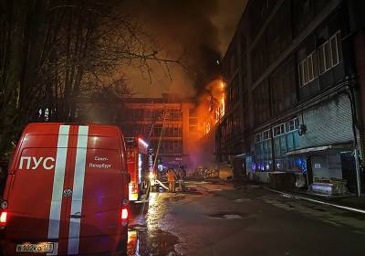 В Петербурге 10 часов тушили пожар на электромеханическом заводе