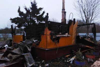 В смоленской деревне Новинское вспыхнул счетчик и загорелся дом