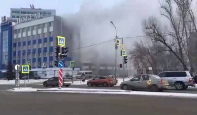 В Тюмени на пересечении улиц Пермякова и Энергетиков горит здание