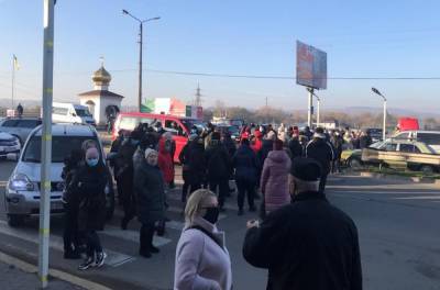 Карантин выходного дня: В Черновцах торговцы перекрыли дорогу