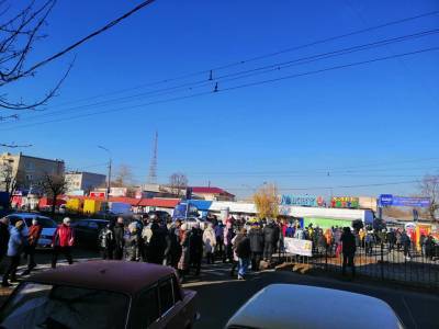В Северодонецке протест из-за закрытия рынка: предприниматели перекрыли проспект