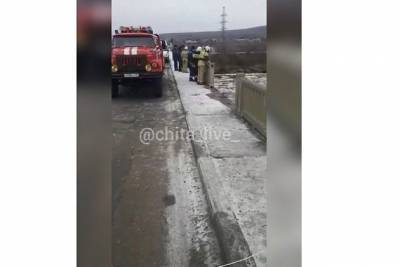Парень с девушкой погибли в упавшей с моста машине в Приисковом