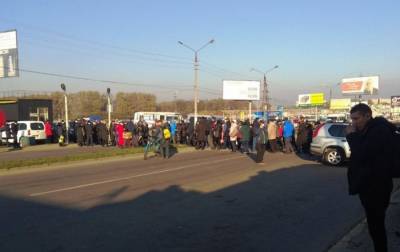 В Черновцах предприниматели перекрыли дорогу из-за карантина выходного дня