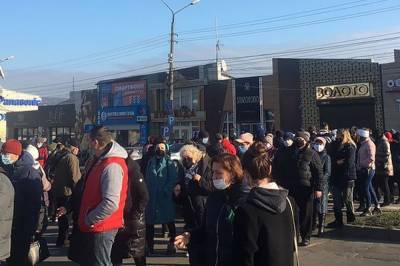 В Черновцах сотни предпринимателей перекрыли дорогу из-за "карантина выходного дня"
