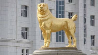 В Туркмении открыли памятник любимой собаке президента (фото)