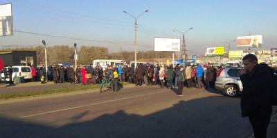 В Черновцах сотни предпринимателей перекрыли дорогу из-за карантина выходного дня