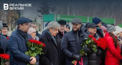 В День рождения Николая Лемаева сотрудники «Нижнекамскнефтехима» возложили цветы к его бюсту