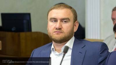 Арестованного сенатора Арашукова изолировали из-за подозрения на COVID-19