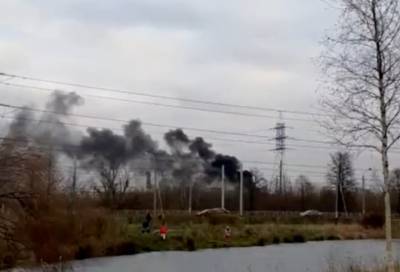 Над бывшим заводом ЛЭМЗ в Петербурге снова заметили черный дым