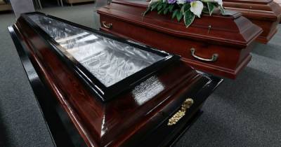 Можно попрощаться, не нарушая карантин: в России для умерших от коронавируса создали специальные гробы